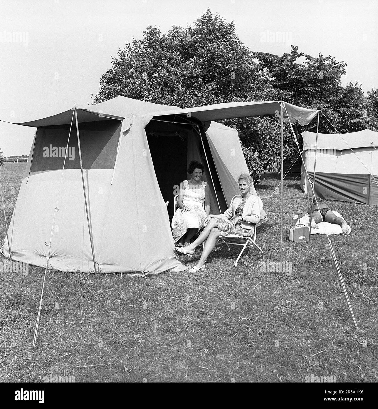 Camping in den 1960er. Ein Campingplatz, auf dem die Menschen einen Teil ihres Sommerurlaubs verbringen. Zwei Frauen sitzen vor ihrem. Schweden 1962. ref. CV9-10 Stockfoto