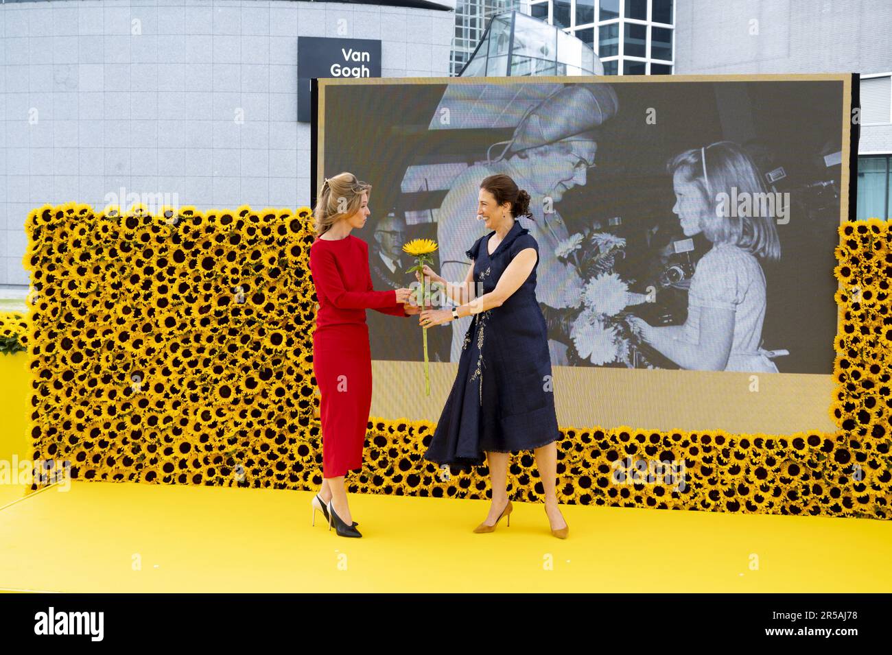 AMSTERDAM - Prinzessin Beatrix erhält eine Sonnenblume von Janne Heling, der Vorsitzenden der Vincent-van-Gogh-Stiftung. Das Van Gogh Museum feiert sein 50. Jubiläum. ANP EVERT ELZINGA niederlande raus - belgien raus Stockfoto