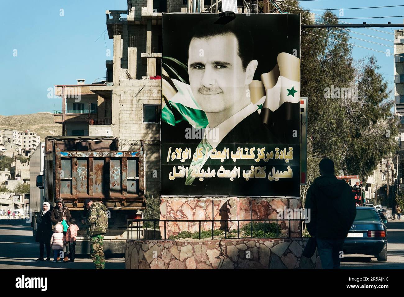 Große Plakate mit dem Bild von Präsident Bashar al-Assad auf einer Straße nach Damaskus, Syrien -- Großplakate mit dem Konterfei des Präsidenten Baschar al-Assad, Straße nach Damaskus, Syrien Stockfoto