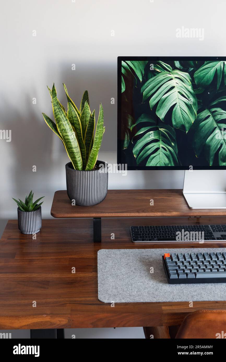 LONDON - 31. MAI 2023: Minimaler Schreibtischaufwand im modernen Home Office mit Anlagen und Computer Stockfoto