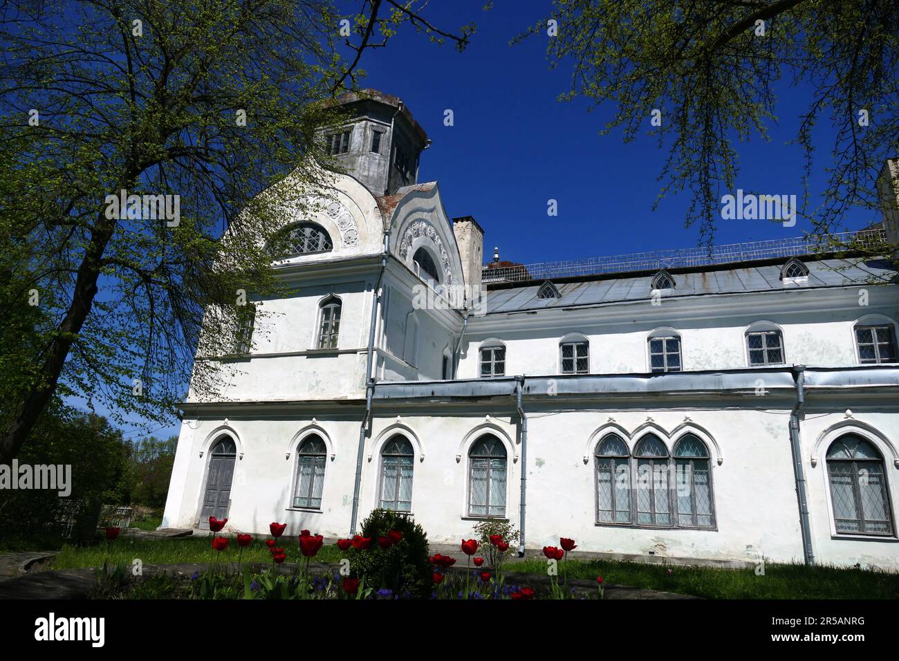 KORSUN-SCHEWTSCHENKIVSKYI, UKRAINE - 2. MAI 2023 - der Palast aus dem 18. Jahrhundert, bekannt als Lopukhin Manor, erstreckt sich über drei Granitinseln des Ros River, Ko Stockfoto