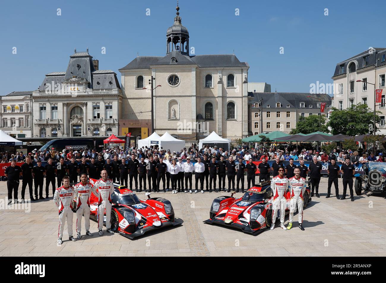 Le Mans, Frankreich. 02. Juni 2023. 41 ANDRADE Rui (prt), KUBICA Robert (pol), DELETRAZ Louis (Hg), Team WRT, Oreca 07 - Gibson, 31 GELAEL Sean (idn), HABSBURG-LOTHRINGEN Ferdinand (aut), FRIJNS Robin (nld), Team WRT, Oreca 07 - Gibson, Während der administrativen Überprüfung und Prüfung der 24 Stunden Le Mans 2023 auf dem Place de la République vom 2. Bis 3. Juni 2023 in Le Mans, Frankreich - Photo Frédéric Le Floc'h/DPPI Credit: DPPI Media/Alamy Live News Stockfoto