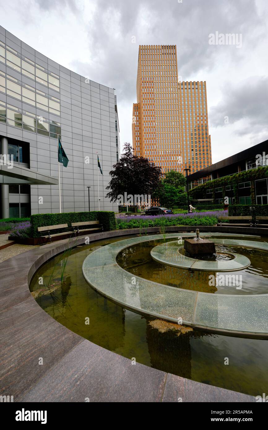 Amsterdam, Niederlande - 25. Mai 2022: ABN Amro Hauptquartier im Geschäftsviertel Zuidas. Weitwinkelblick. Stockfoto