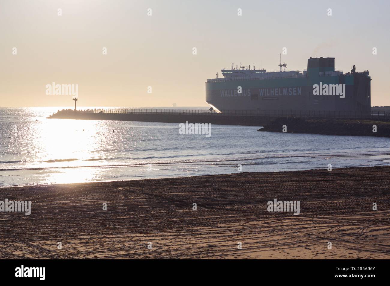 Durban, KwaZulu-Natal, Südafrika - 2. 2023. Juni: Schiff THEMIS verlässt Durban an einem Wintermorgen im Juni. Stockfoto