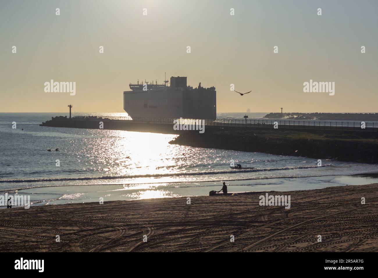 Durban, KwaZulu-Natal, Südafrika - 2. 2023. Juni: Schiff THEMIS verlässt Durban an einem Wintermorgen im Juni. Stockfoto