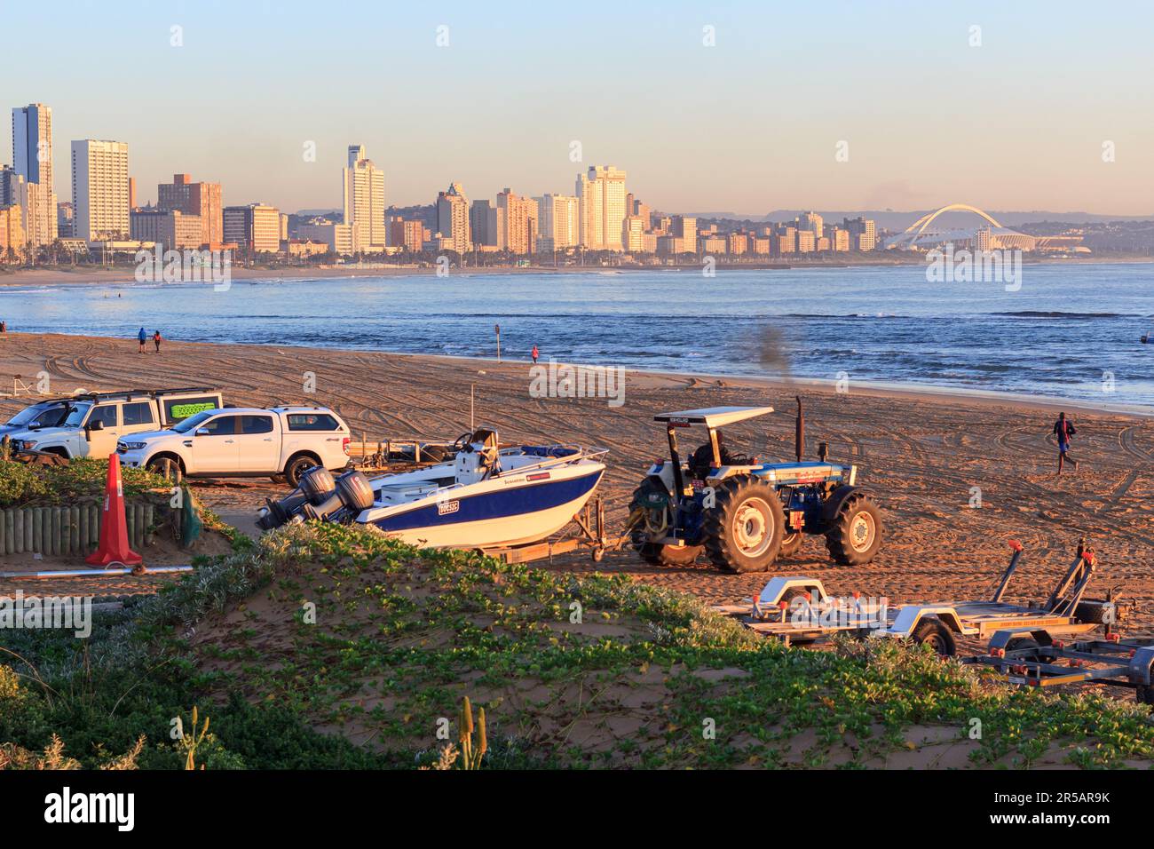 Durban Ushaka Beach, fotografiert von der Durban Point Promenade. Stockfoto