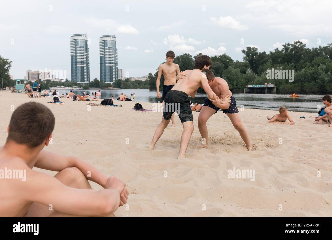 Teenager nehmen während des russisch-ukrainischen Krieges an Strandwrestling in Kiew-Stadt Teil. (Foto: Mykhaylo Palinchak / SOPA Images/Sipa USA) Stockfoto