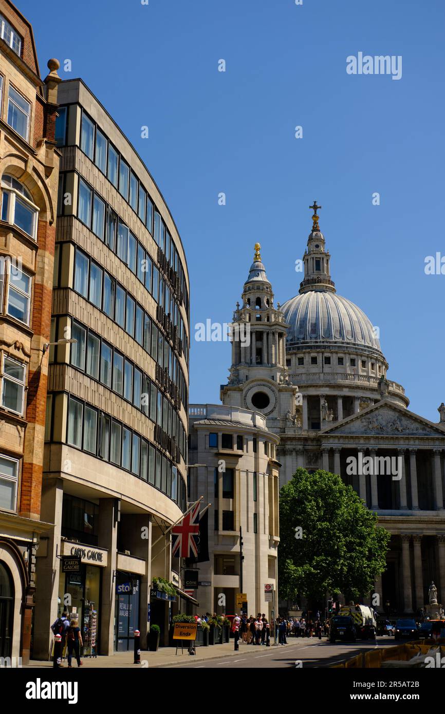 London, Vereinigtes Königreich - 14. Mai 2022. St. Paul's Cathedral vom Ludgate Hill aus gesehen. Ein Nachmittagsfoto mit klarem blauen Himmel. Stockfoto