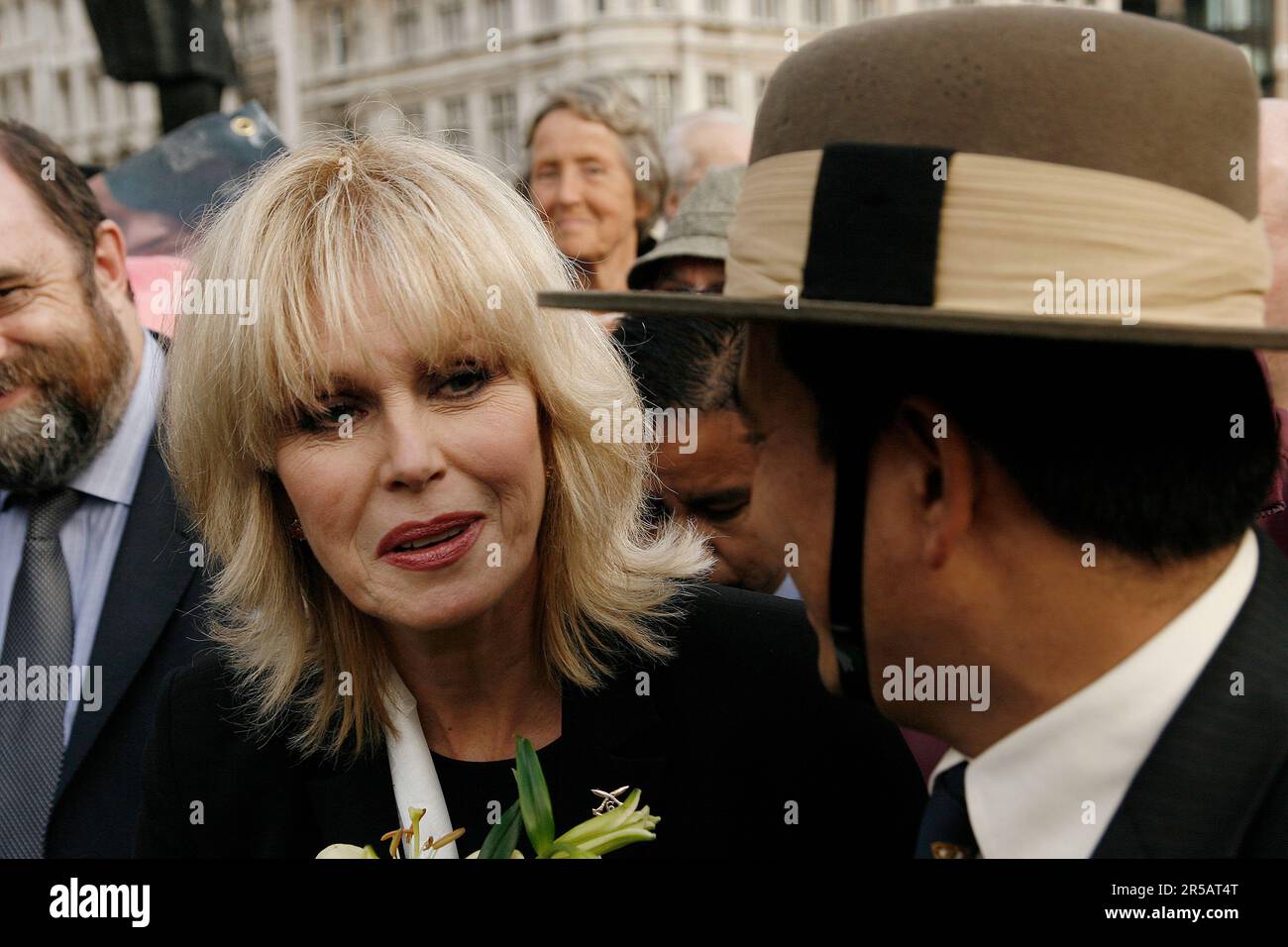 Schauspielerin Joanna Lumley am Parliament Square London, um eine Petition zu übergeben, die gleiche Rechte für Gurkhasfront fordert Stockfoto