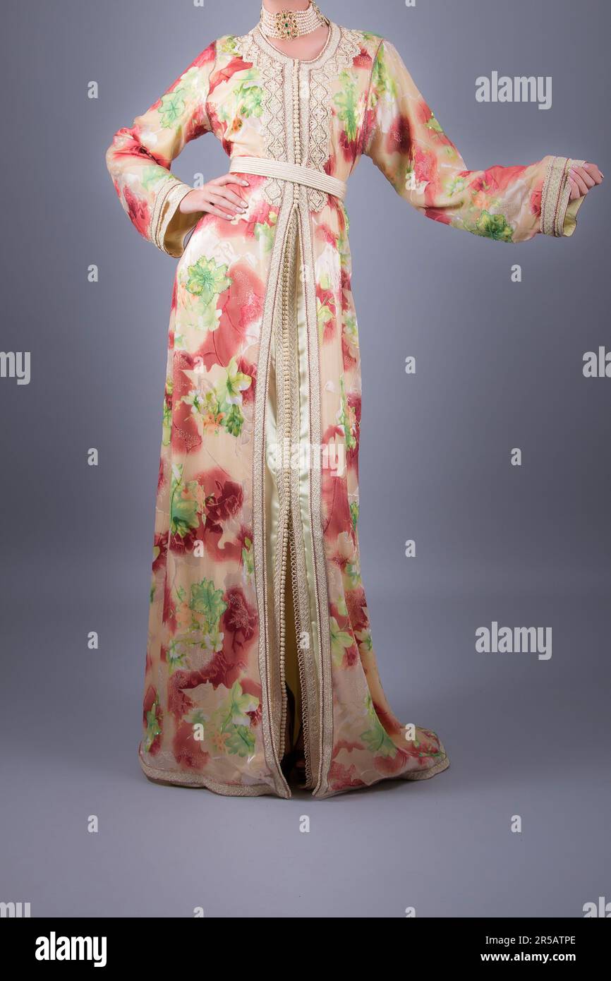 Modell mit der Schönheit des traditionellen marokkanischen Kaftans Stockfoto