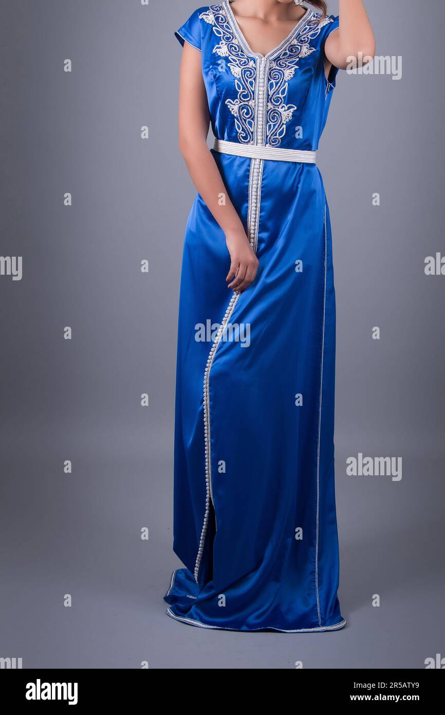 Marokkanische Kaftan-Eleganz präsentiert von Female Model Stockfoto
