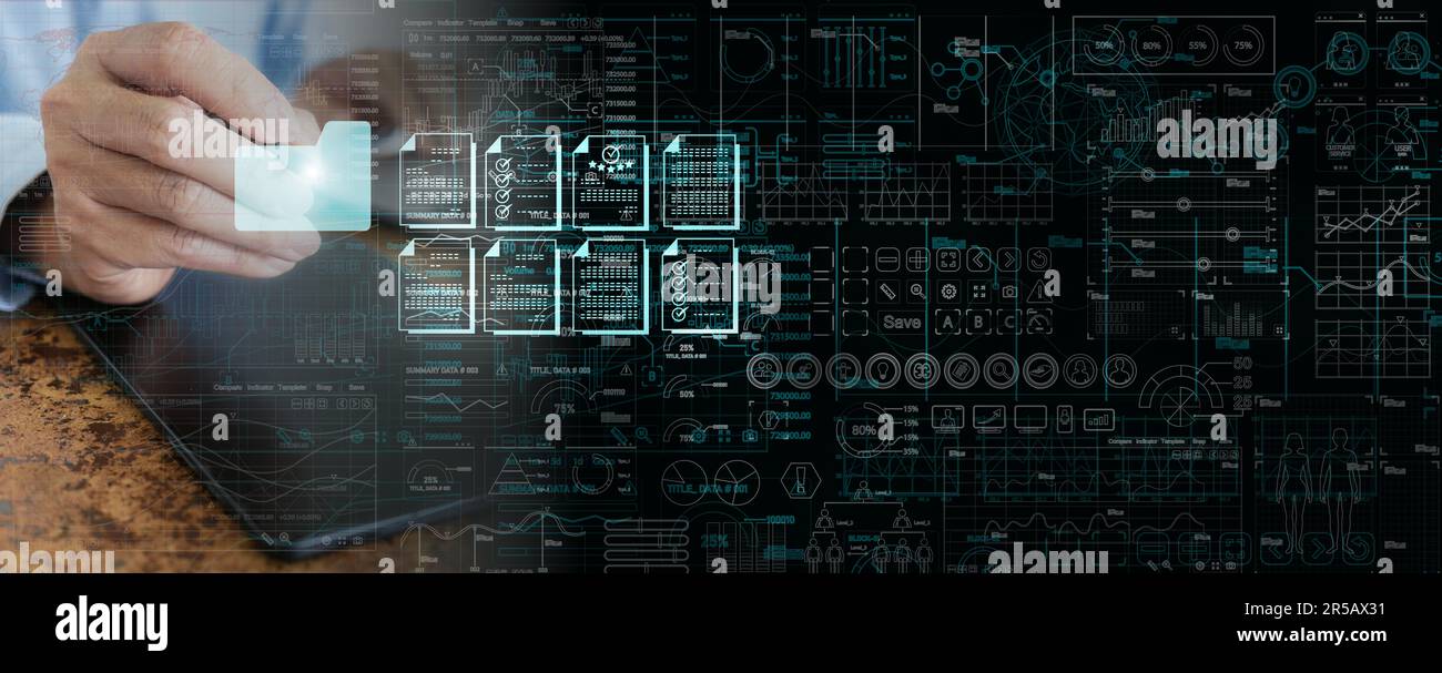 Business Analytics und Datenmanagementsystem. Ein Mann öffnet einen Ordner, der Dateien und Berichte aus der globalen Datenbank für Finanzen, Operationen, Vertrieb, an enthält Stockfoto