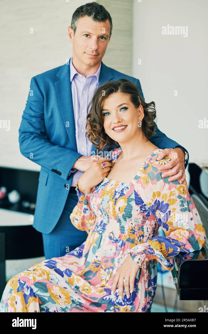 Innenporträt eines wunderschönen Paares, das formelle Kleidung trägt Stockfoto