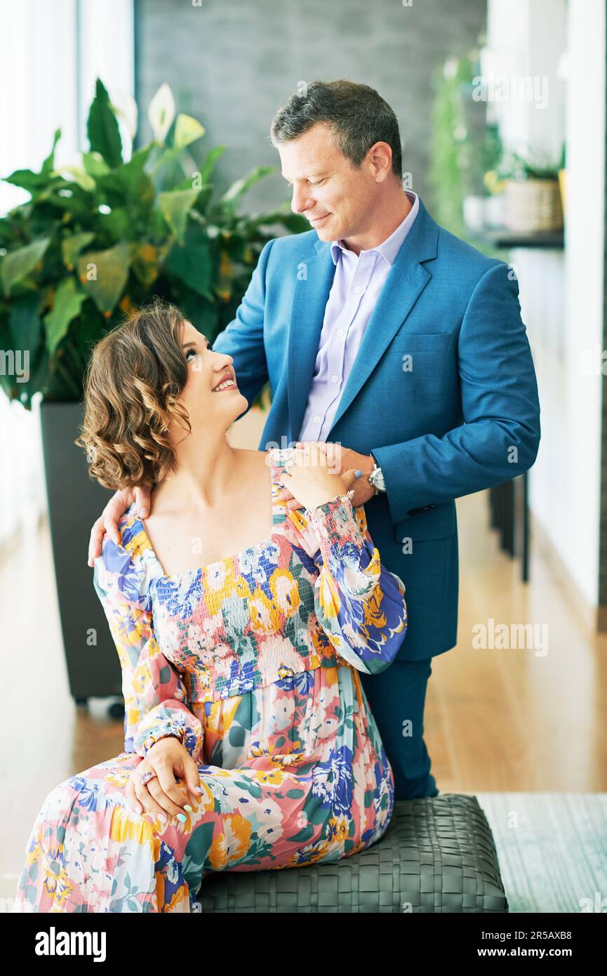 Innenporträt eines wunderschönen Paares, das formelle Kleidung trägt Stockfoto