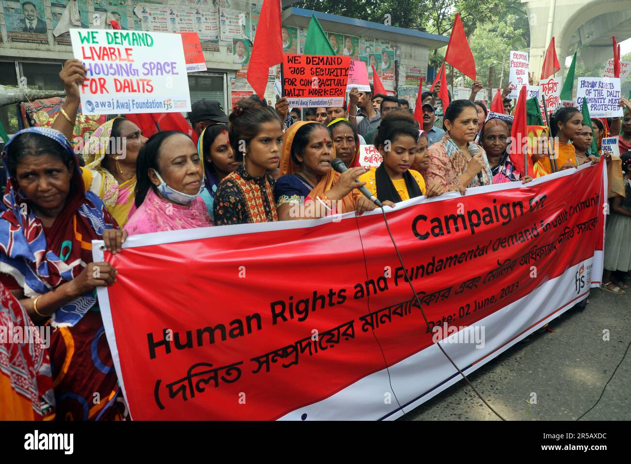 DHAKA, BANGLADESCH - JUNI 2: Dalit und ausgegrenzte Mitglieder der Gemeinschaft menschliche Kette und Märsche, die ihre Rechte vor der nationalen Presseabteilung fordern Stockfoto