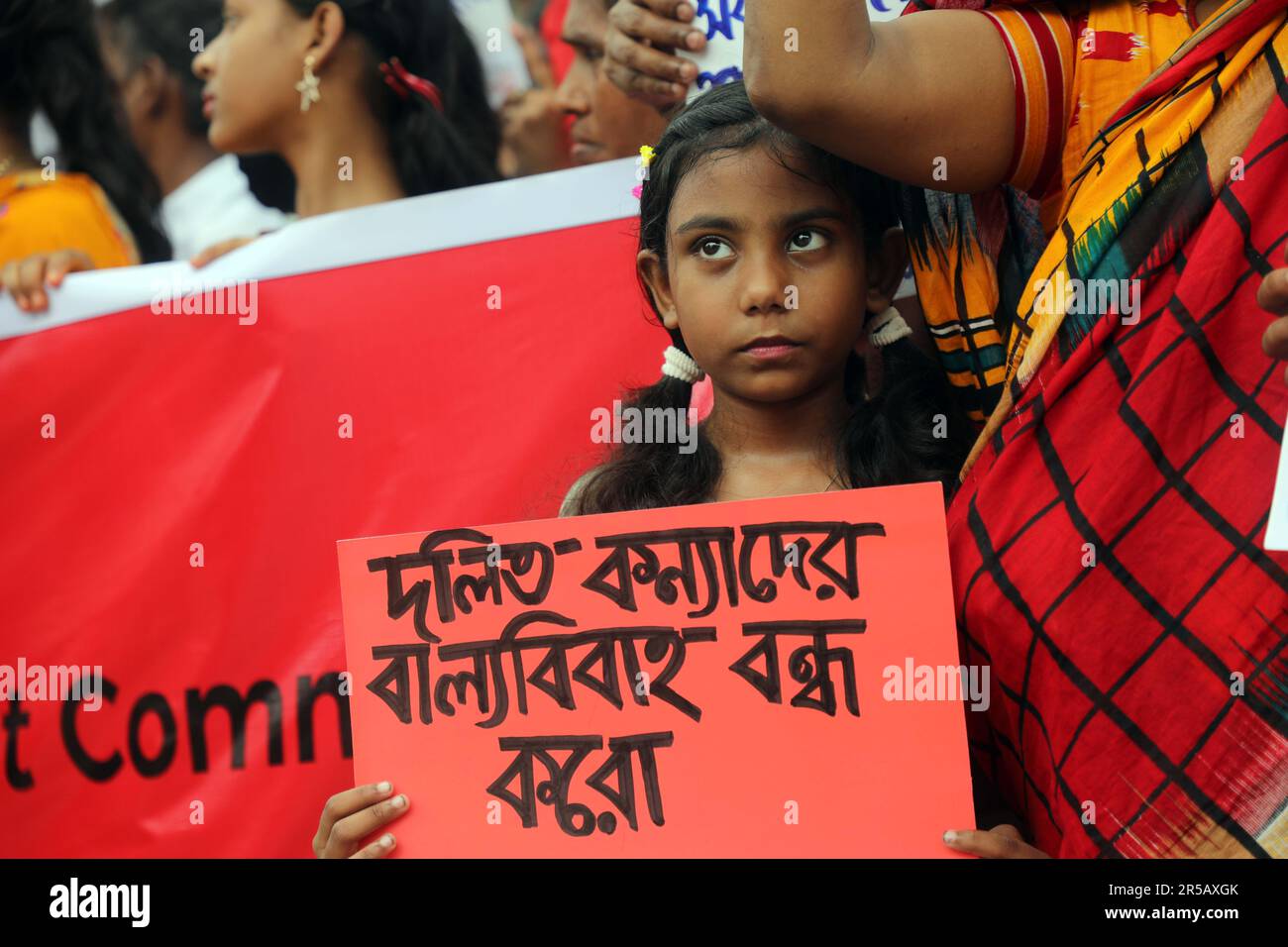 DHAKA, BANGLADESCH - JUNI 2: Dalit und ausgegrenzte Mitglieder der Gemeinschaft menschliche Kette und Märsche, die ihre Rechte vor der nationalen Presseabteilung fordern Stockfoto