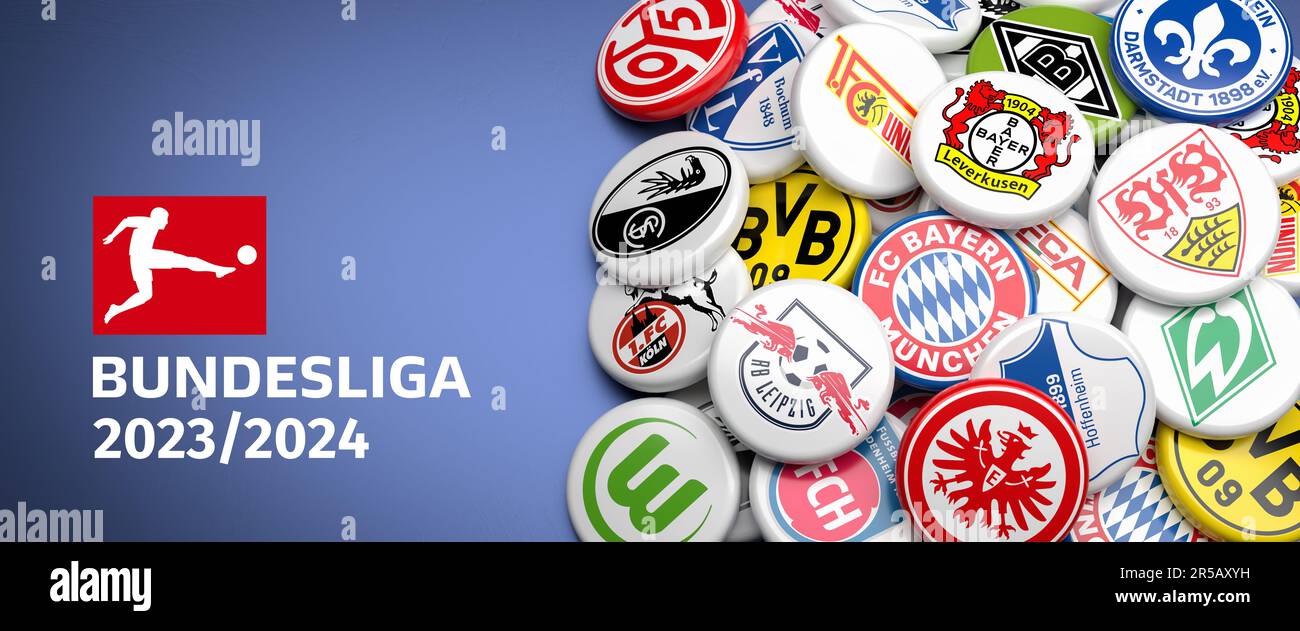 Logos der deutschen Fußballclubs, die in der Bundesliga Staffel 23/24 auf einem Haufen auf einem Tisch gegeneinander antreten. Webbannerformat Stockfoto