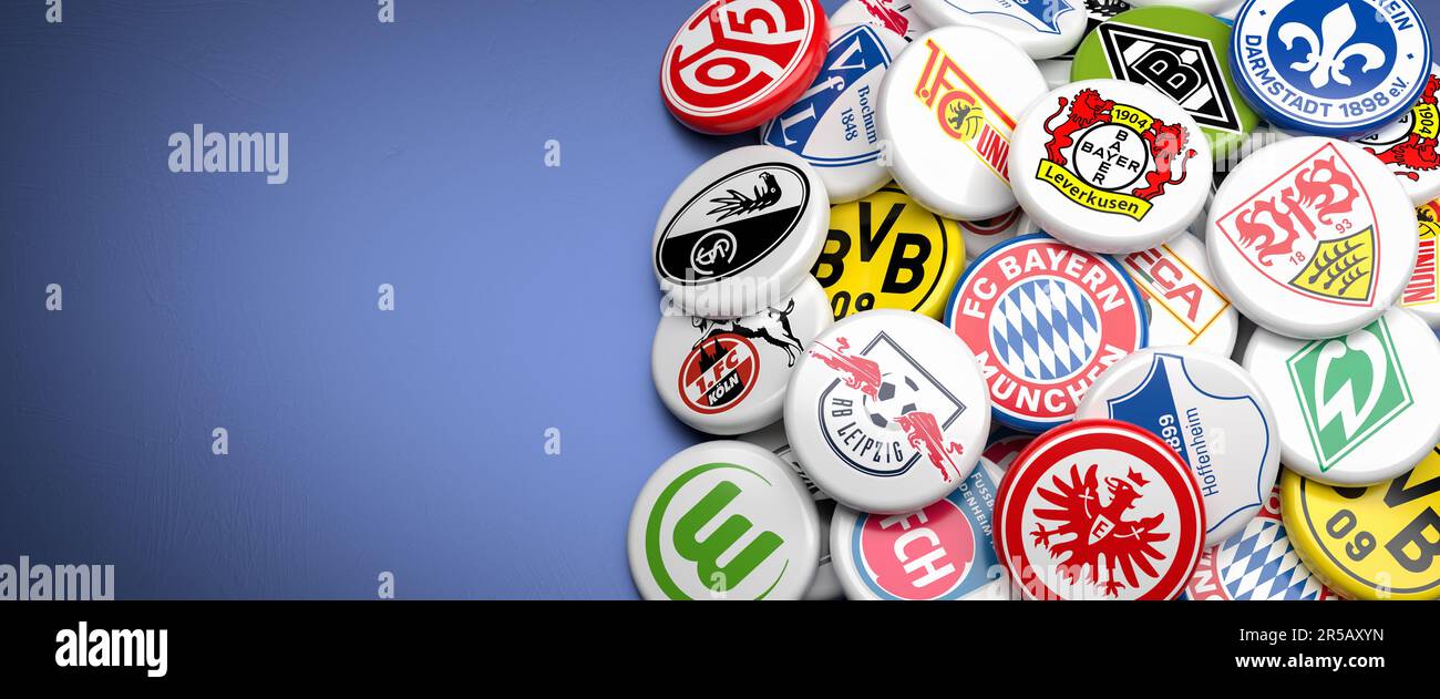 Logos der deutschen Fußballclubs, die in der Bundesliga Staffel 23/24 auf einem Haufen auf einem Tisch gegeneinander antreten. Speicherplatz kopieren. Webbannerformat Stockfoto