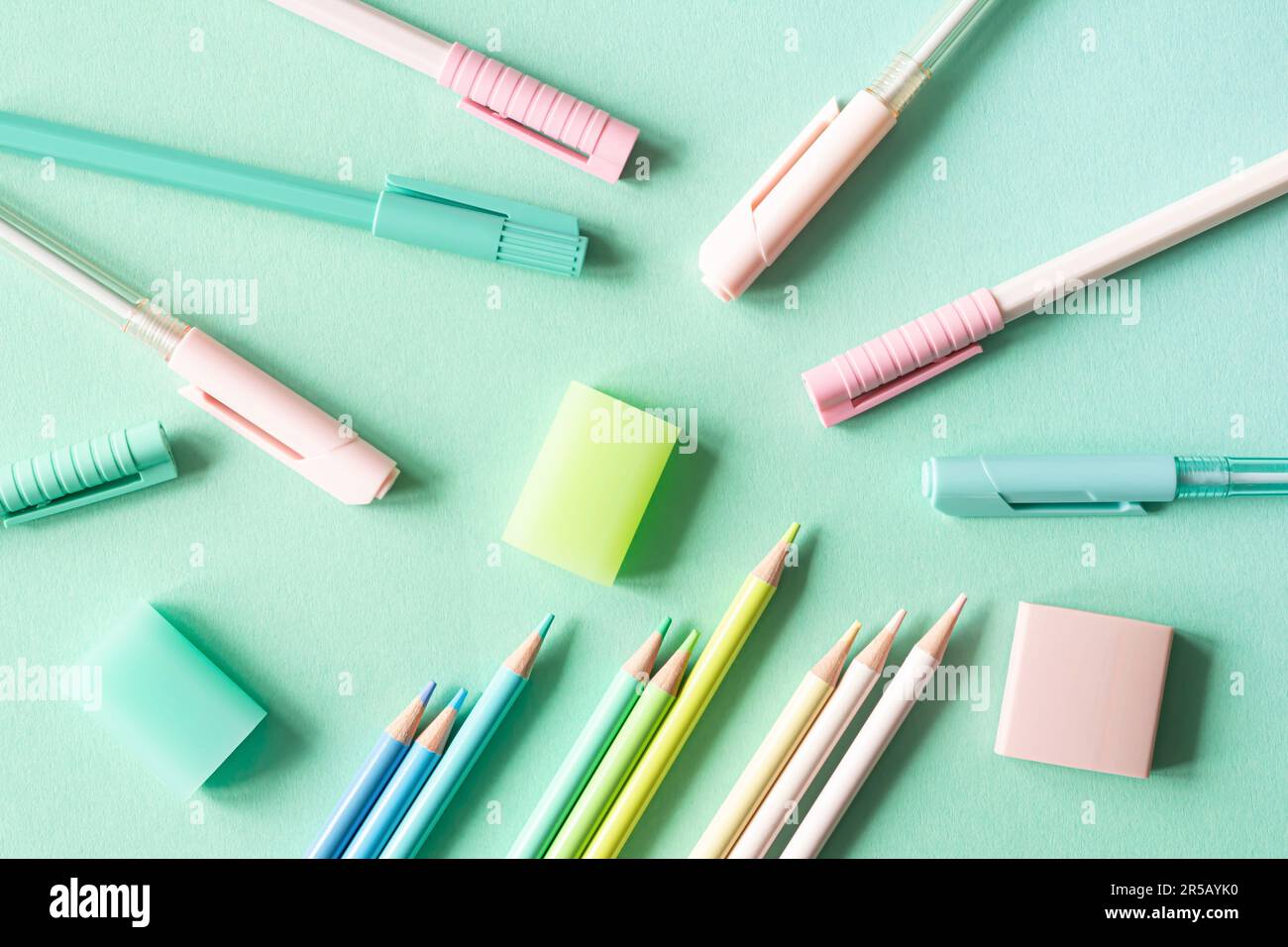 "Back to School", "Education and Work Concept". Schreibwaren zum Lernen (Studium) auf Minzhintergrund. Ansicht von oben, Draufsicht. Stockfoto