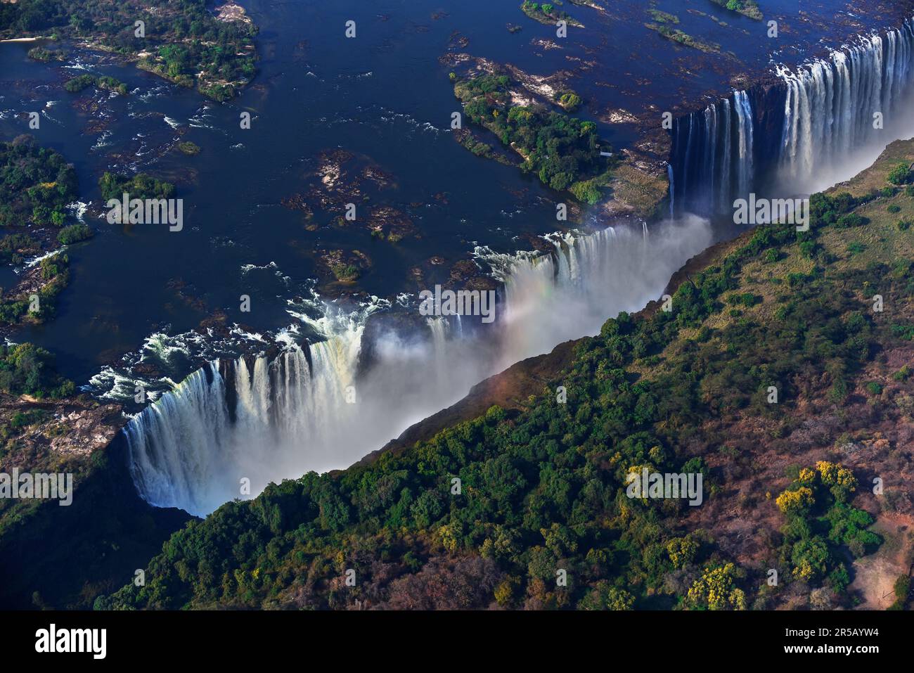 Blick aus der Vogelperspektive auf die Victoria Falls. Grenze Simbabwe/Sambia Stockfoto