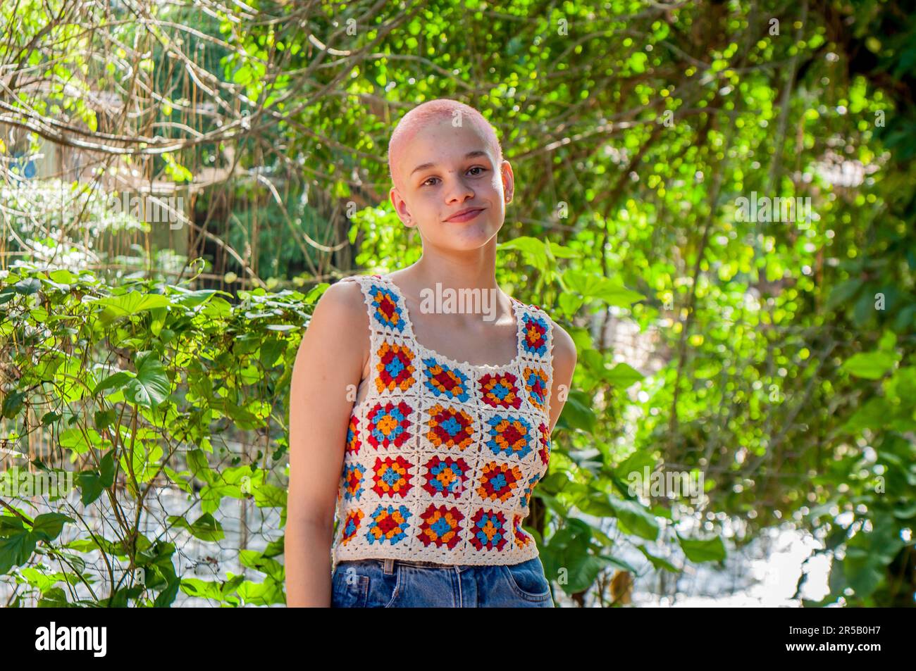 Porträt eines Mädchens mit sehr kurzen Haaren, rosa gestrichen. Stockfoto