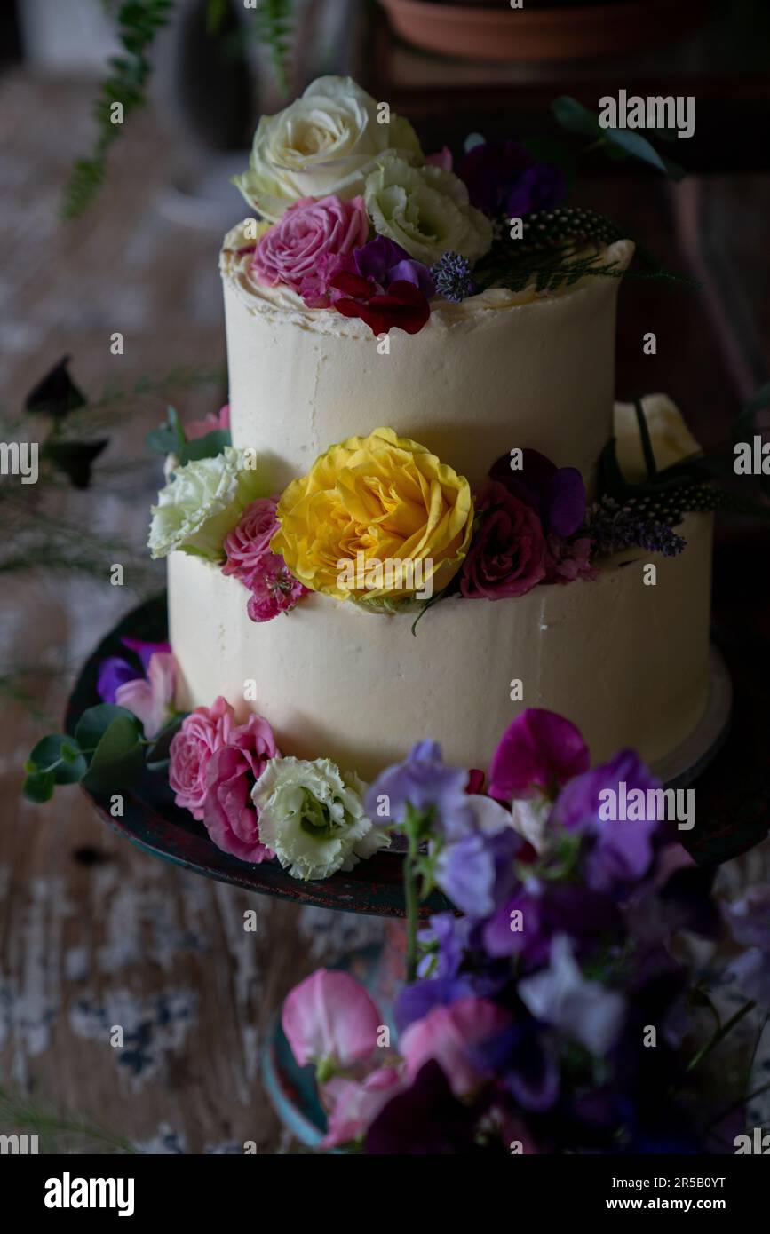 Hochzeitstorte mit Blumen geschmückt. Stockfoto