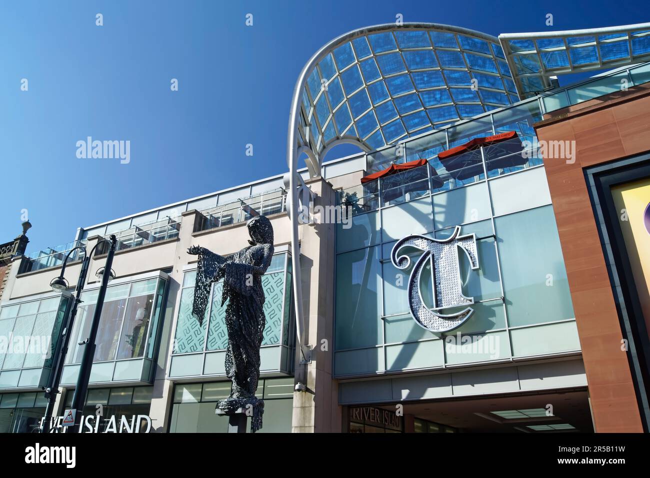 UK, West Yorkshire, Leeds, Briggate Minerva Sculpture am Eingang zum Trinity Leeds Shopping and Leisure Centre. Stockfoto