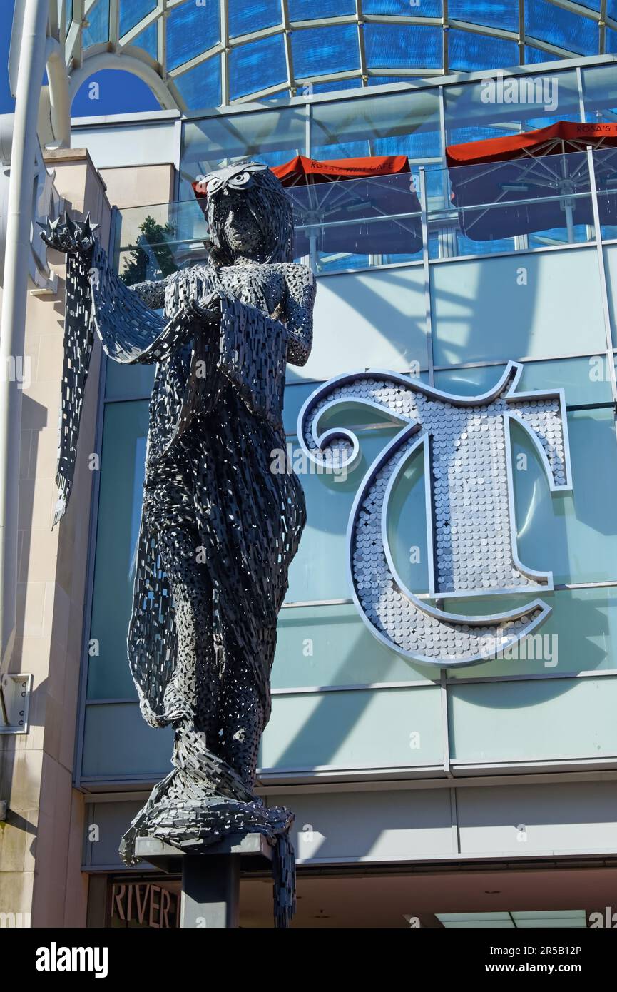 UK, West Yorkshire, Leeds, Briggate Minerva Sculpture am Eingang zum Trinity Leeds Shopping and Leisure Centre. Stockfoto