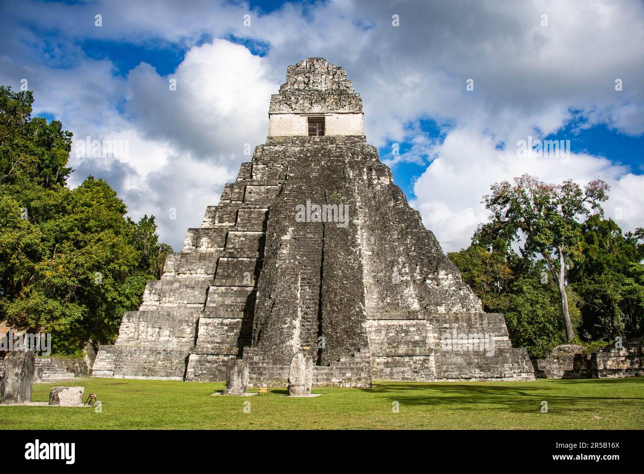 Tempel I erhebt sich über dem Großen Platz im Tikal Nationalpark, Petén, Guatemala Stockfoto