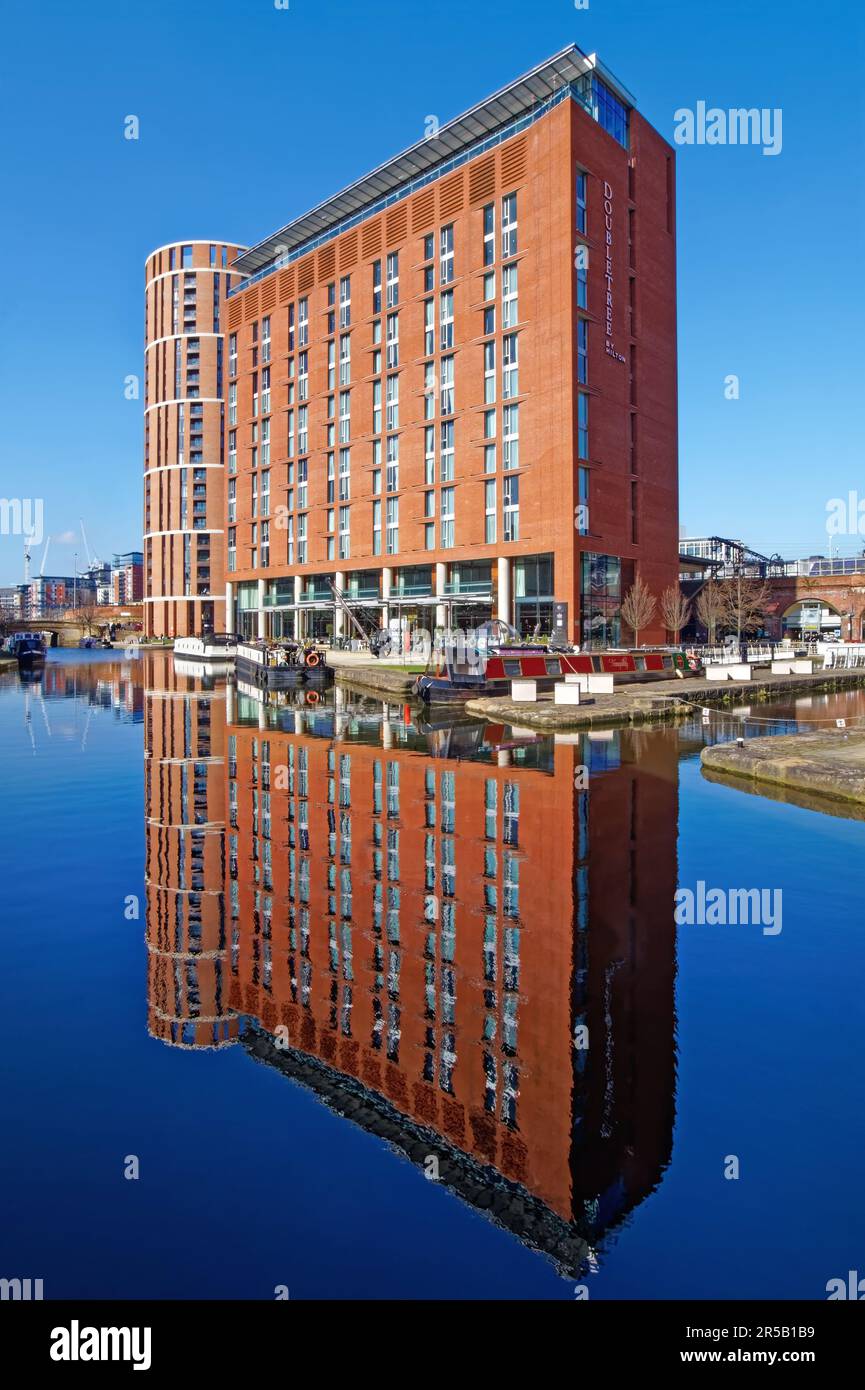 Großbritannien, West Yorkshire, Leeds, Candle House und Leeds Hilton neben dem Leeds und Liverpool Canal Stockfoto