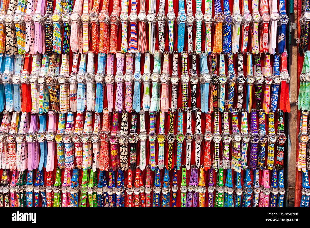 Hongkong, China - 7. Januar 2010: Gefälschte Uhr-Immitation zum Verkauf auf dem Nachtmarkt in Hongkong. Diese gefälschten Uhren sind viel billiger als die Origi Stockfoto