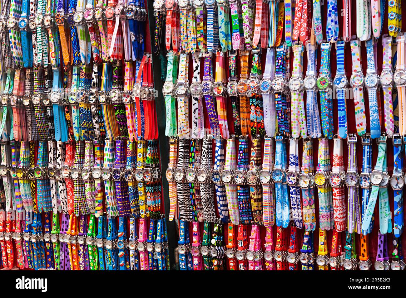 Hongkong, China - 7. Januar 2010: Gefälschte Uhr-Immitation zum Verkauf auf dem Nachtmarkt in Hongkong. Diese gefälschten Uhren sind viel billiger als die Origi Stockfoto