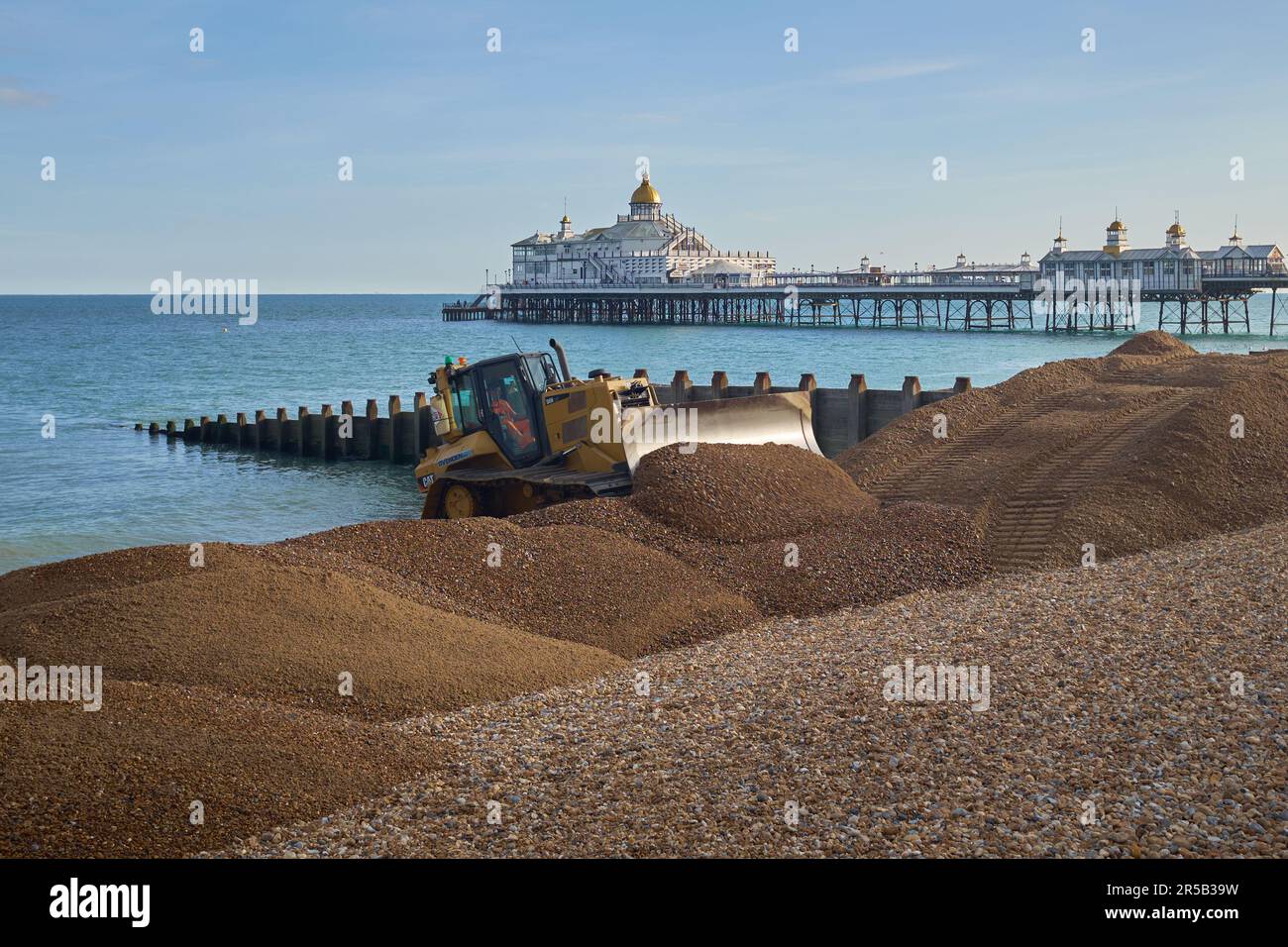 Eastbourne, East Sussex 12 2021. Oktober / UK - Baufahrzeuge zur Küstenverteidigung und Strandauffüllung. Stockfoto