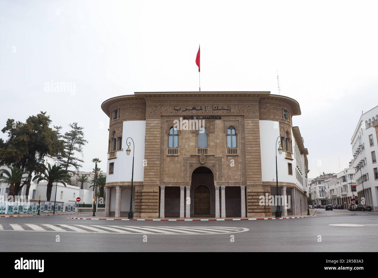 Das vollständige Gebäudebild der Bank Al-Maghrib, übersetzt in die Bank von Marocco, ist die Zentralbank des Königreichs Marokko Stockfoto