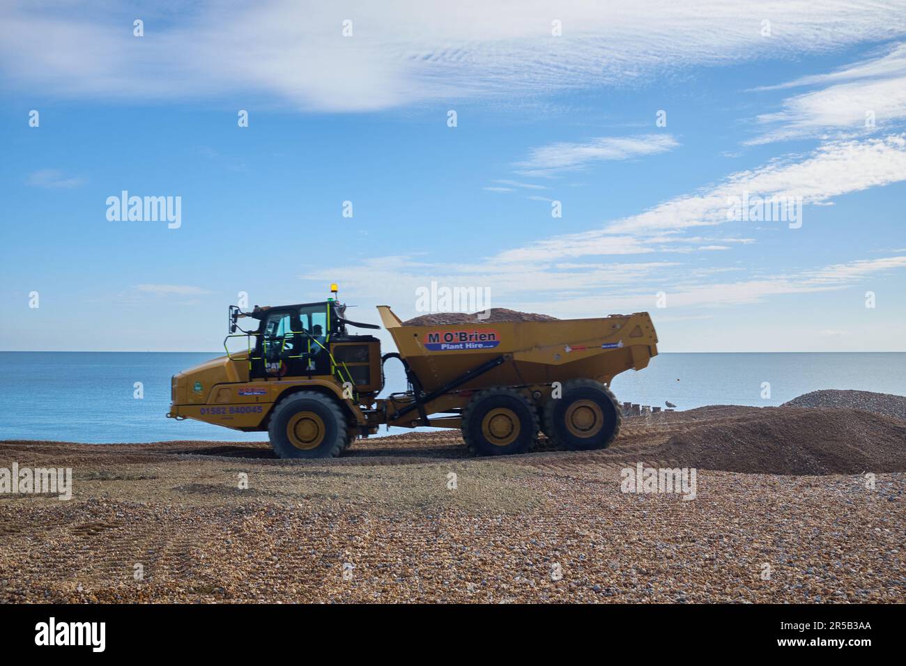 Eastbourne, East Sussex 12 2021. Oktober / UK - Baufahrzeuge zur Küstenverteidigung und Strandauffüllung. Stockfoto