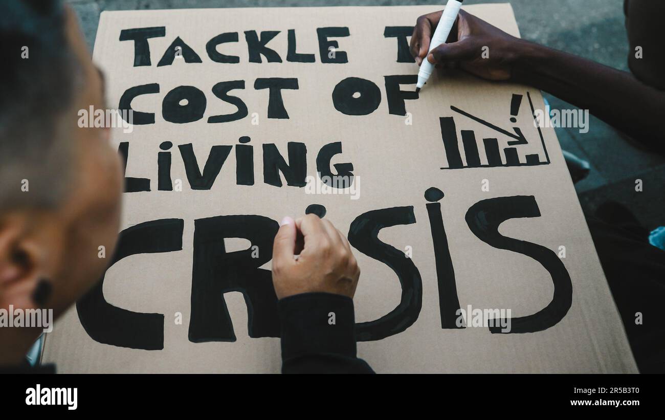 Aktivisten, die Protestbanner gegen Finanzkrise und globale Inflation vorbereiten Stockfoto