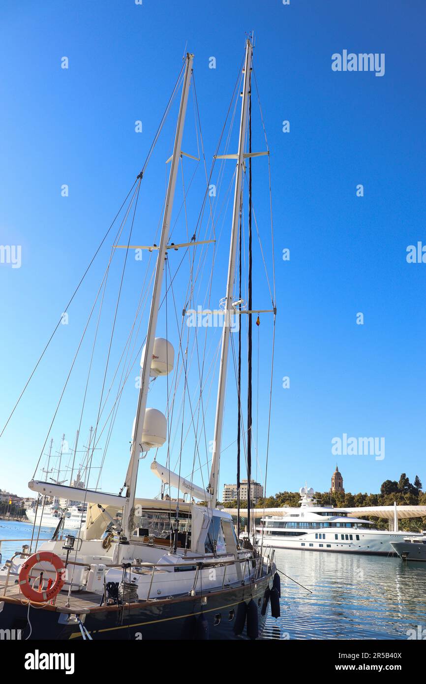 Eine Luxusyacht am Hafen von Malaga Stockfoto