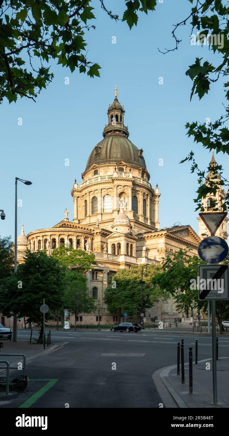 Das St. Die Stephansbasilika in Budapest ist ein herrliches Wahrzeichen, bekannt für ihre großartige Architektur und reiche historische Bedeutung. Einer der besten A. Stockfoto
