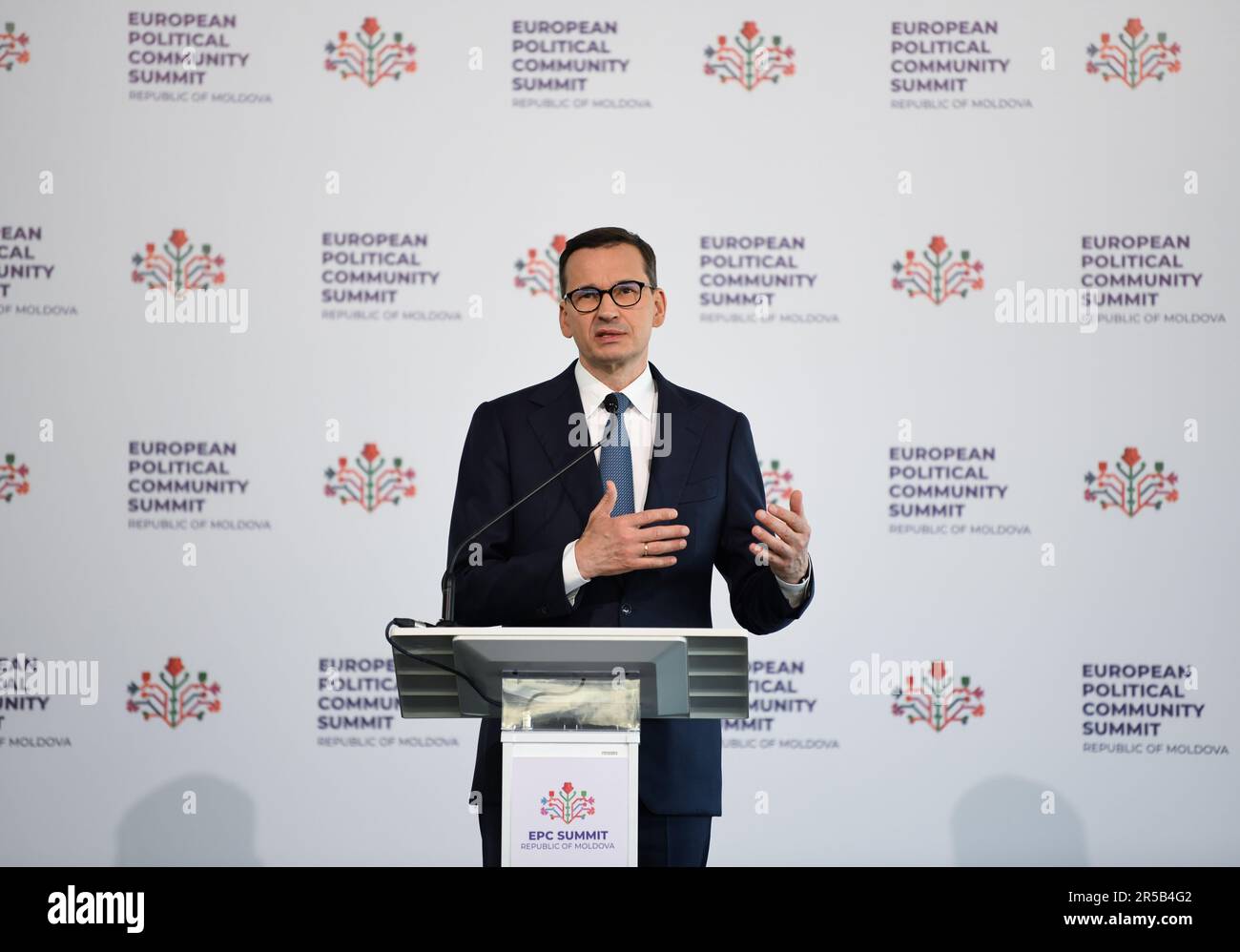 Bulboaca, Moldawien. 1. Juni 2023. Der polnische Ministerpräsident Mateusz Morawiecki nimmt nach dem zweiten Gipfeltreffen der Europäischen Politischen Gemeinschaft am 1. Juni 2023 in Bulboaca (Moldau) an einer Pressekonferenz Teil. Etwa 50 europäische Staats- und Regierungschefs versammelten sich am Donnerstag auf der Burg Mimi in Bulboaca, Moldau, zum zweiten Gipfeltreffen der Europäischen Politischen Gemeinschaft, bei dem es um Sicherheitsfragen sowie um Energie, Klima und Vernetzung ging. Kredit: Lian Yi/Xinhua/Alamy Live News Stockfoto