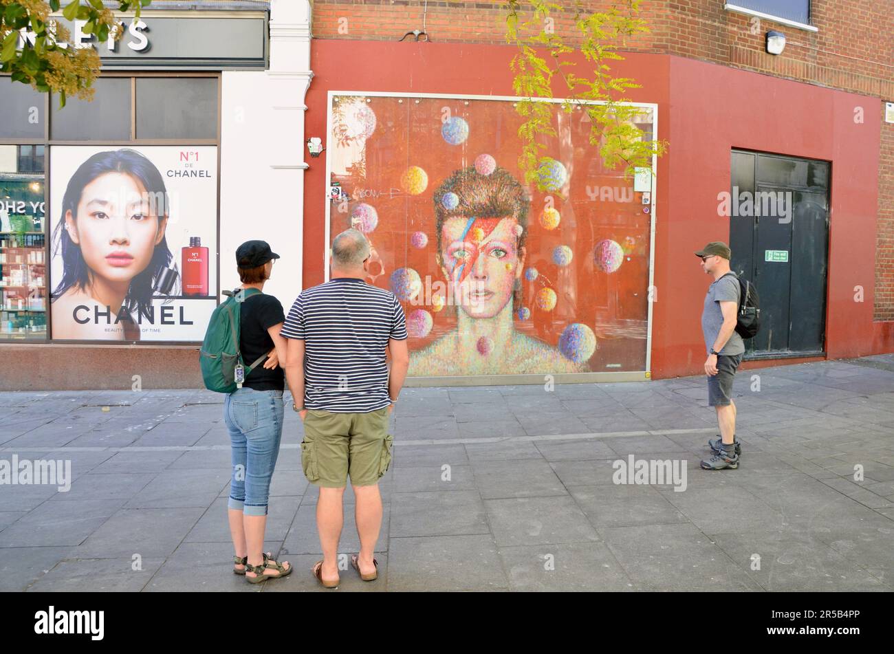 david bowie Memorial; brixton SW9 Markt mit Verkaufsständen, Läden, Restaurants, Bars etc. In der Arkade und an der Straße in lambeth london england grossbritannien; brixton Village Market Row und brixton Village Stockfoto