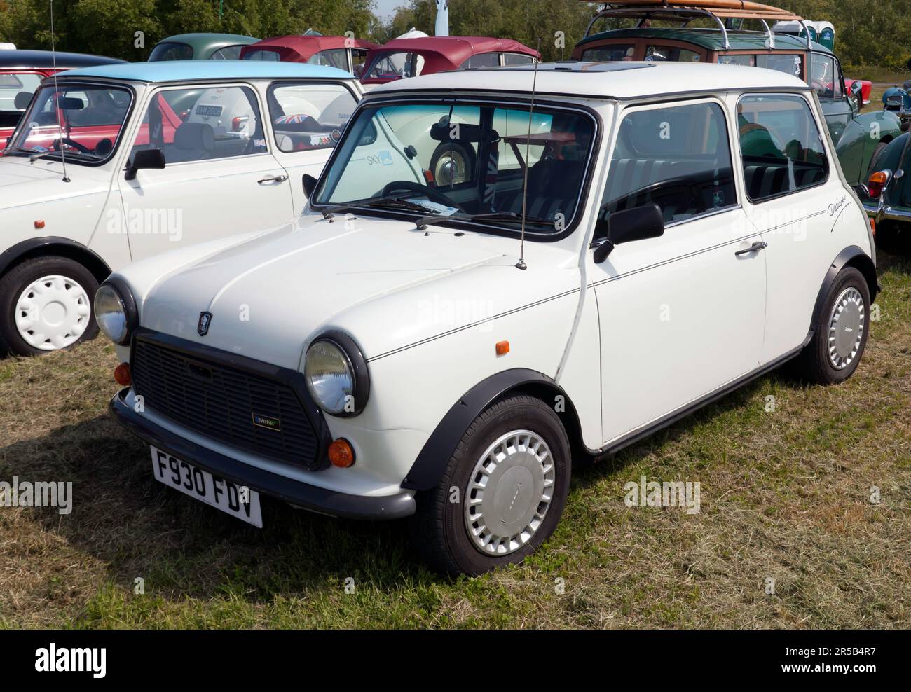 Dreiviertel Vorderansicht eines weißen 1988, Austin Mini Mark V, 998cc, auf der Deal Classic Car Show 2023 Stockfoto