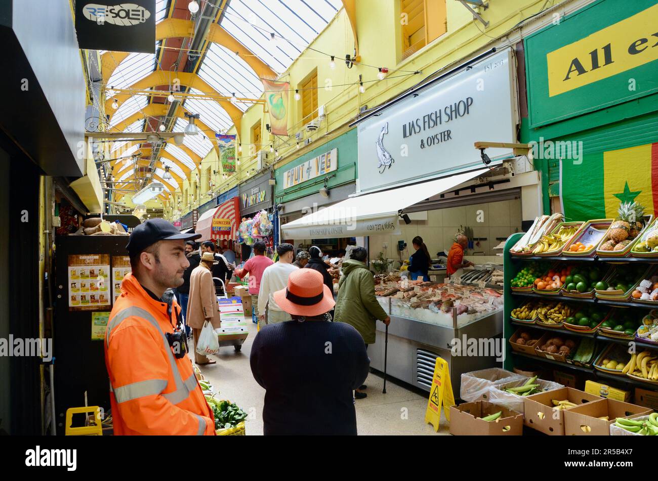 brixton SW9 Markt mit Verkaufsständen, Läden, Restaurants, Bars usw. in der Arkade und an der Straße in lambeth london, england, Großbritannien, brixton Village Market Row und brixton Village Stockfoto