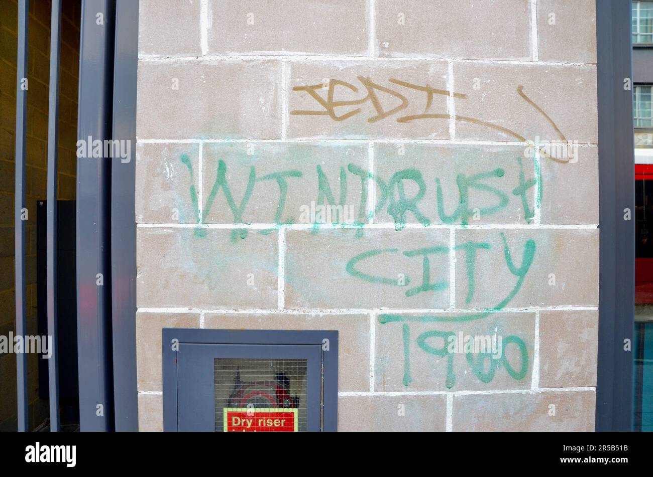 Graffiti aus der Stadt, brixton SW9 Markt mit Verkaufsständen, Läden, Restaurants, Bars usw. in der Arkade und an der Straße in lambeth london, england, Großbritannien, brixton Village Market Row und brixton Village Stockfoto