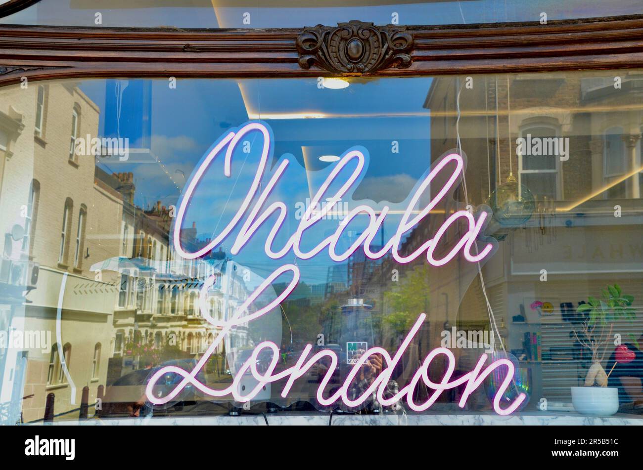 oglala london; brixton SW9 Markt mit Verkaufsständen, Läden, Restaurants, Bars etc. In der Arkade und an der Straße in lambeth london, england, Großbritannien; brixton Village Market Row und brixton Village Stockfoto