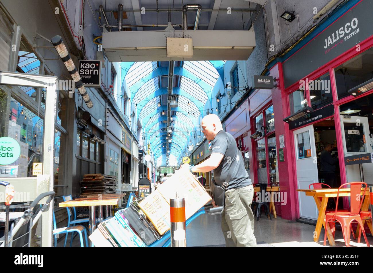 brixton SW9 Markt mit Verkaufsständen, Läden, Restaurants, Bars usw. in der Arkade und an der Straße in lambeth london, england, Großbritannien, brixton Village Market Row und brixton Village Stockfoto