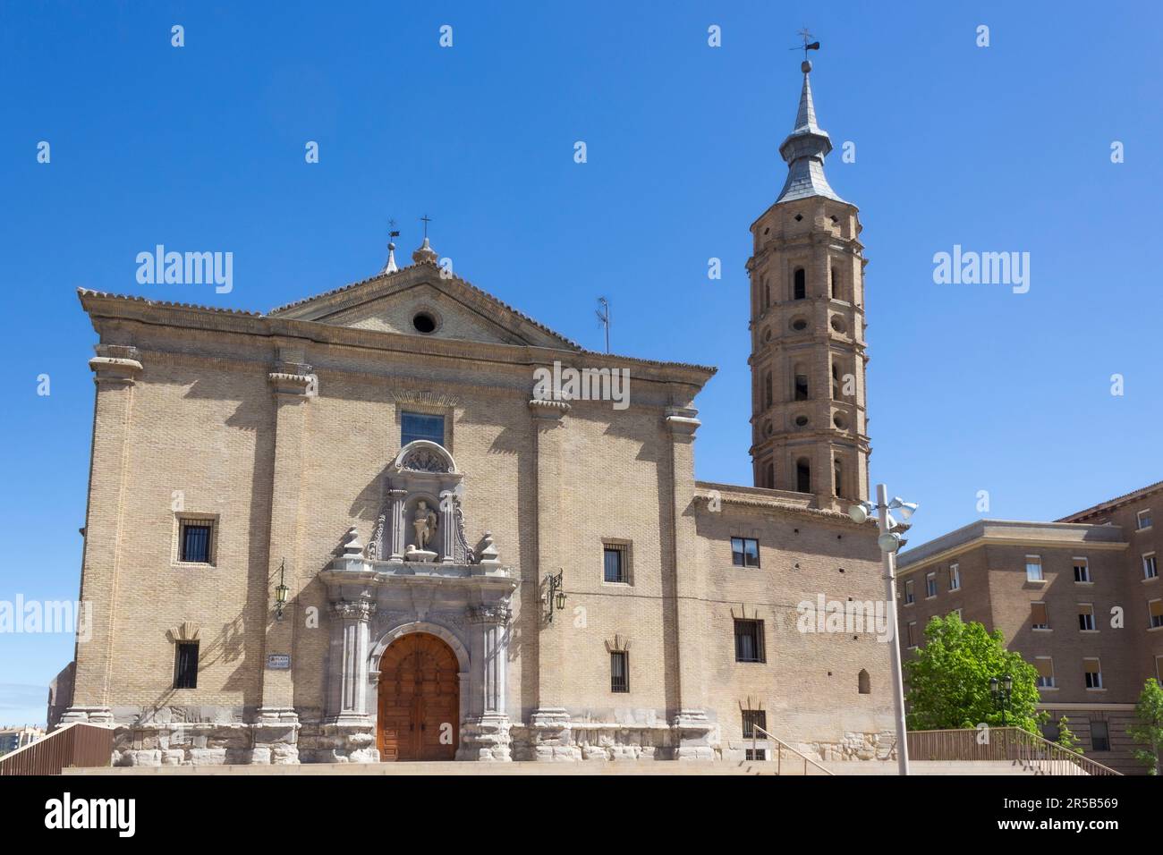 Die Kirche San Juan de Los Panetes und ihr schiefer Glockenturm auf der Plaza del Pilar, Saragossa, Aragon, Spanien, Stockfoto