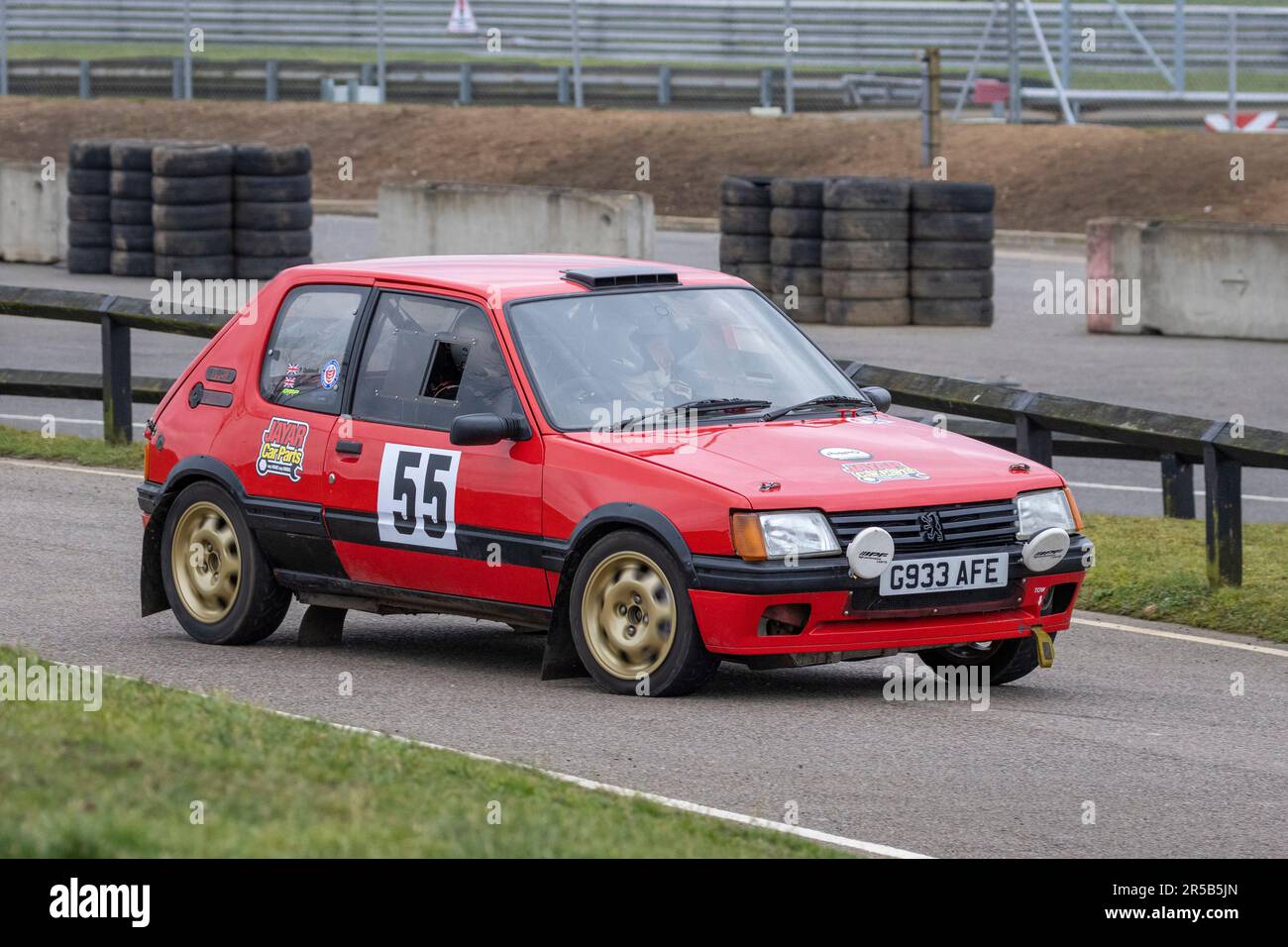 Paul Quinnell im 1989 Peugeot 205 während der Snetterton Stage Rally, Norfolk, Großbritannien. Stockfoto