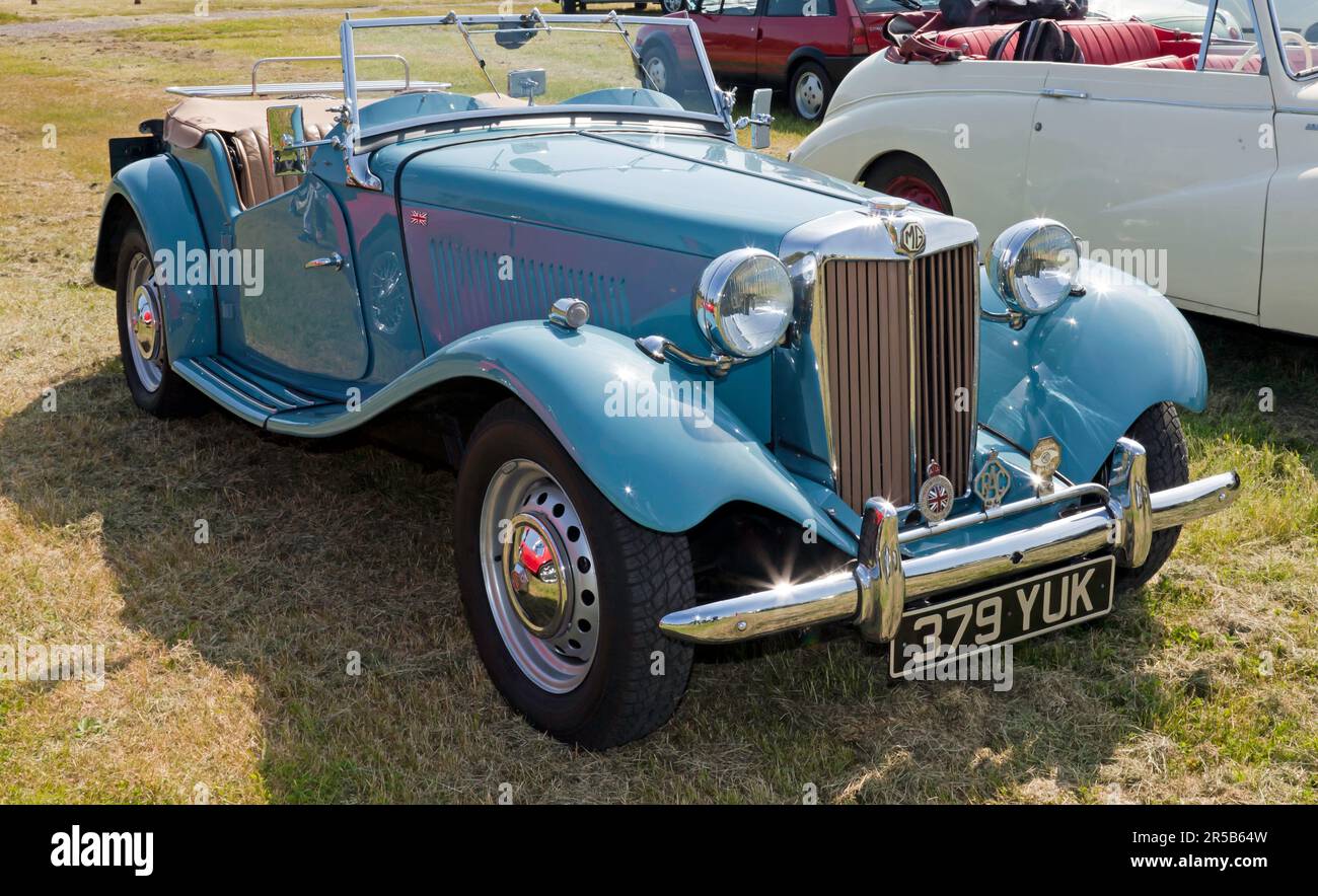 Dreiviertel-Vorderansicht eines Blue, 1953, MG TD Midget, ausgestellt auf der Deal Classic Car Show 2023 Stockfoto