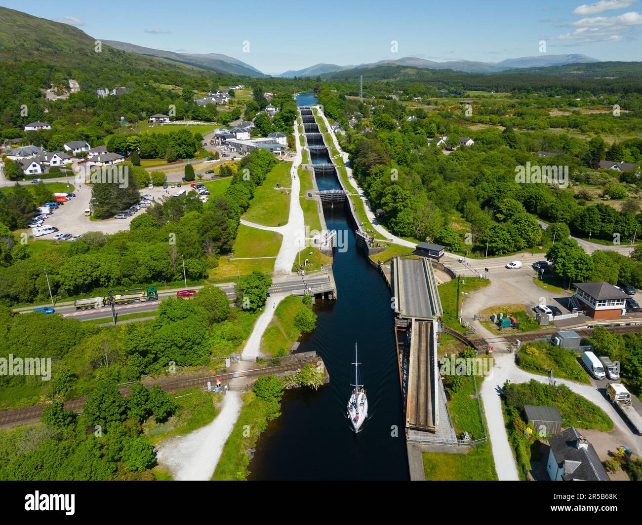 Luftaufnahme der Schleusen des Neptune-Treppenkanals am Caledonian Canal in Banavie, Schottland, Vereinigtes Königreich Stockfoto