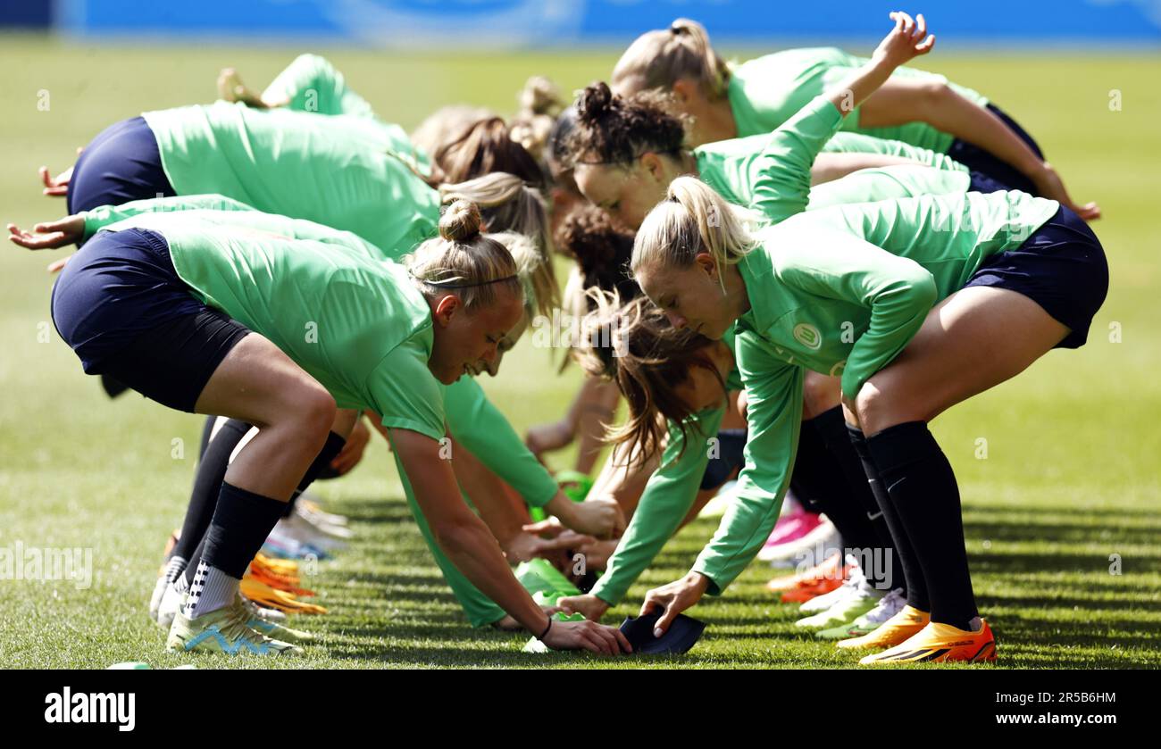 EINDHOVEN – die Frauenmannschaft von VFL Wolfsburg vor dem UEFA Champions League-Finale der Frauen gegen den FC Barcelona am 2. Juni 2023 im Phillips Stadion in Eindhoven, Niederlande. ANP MAURICE VAN STONE Stockfoto